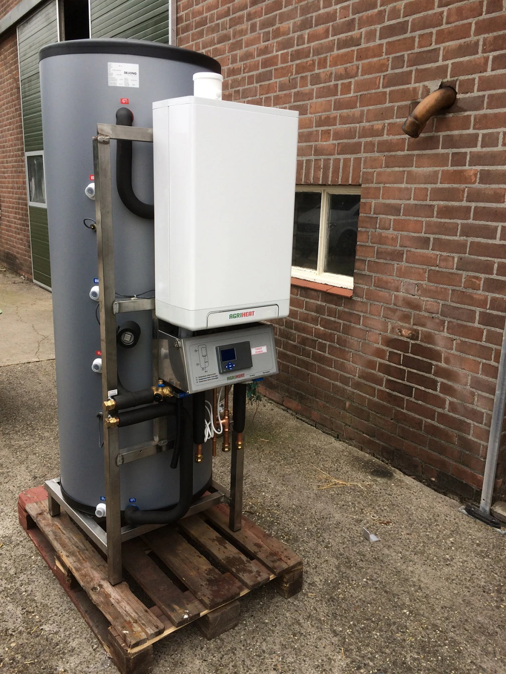 Heetwatersysteem vernieuwen boilers op boerderij te Culemborg